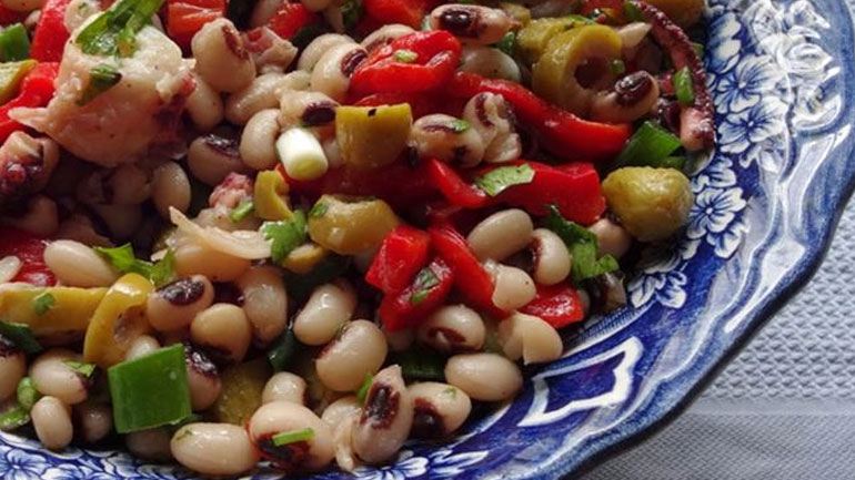 Νόστιμη σαλάτα με μαυρομάτικα φασόλια και χταπόδι